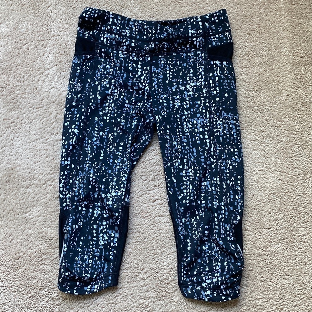 Athleta Mesh Black‎ Patterned Leggings Gray White Neutral Pockets Cropped Capris